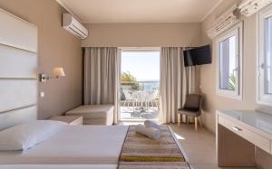 Postel nebo postele na pokoji v ubytování Siviris Golden Beach
