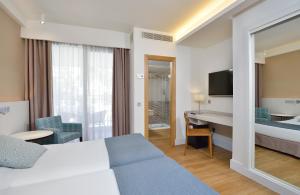 Кровать или кровати в номере Sol Torremolinos - Don Pedro