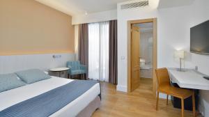 Кровать или кровати в номере Sol Torremolinos - Don Pedro