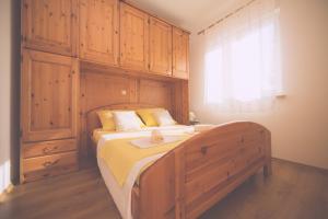 Tempat tidur dalam kamar di Apartments Meri