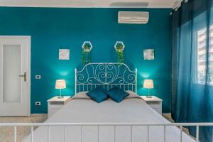 1 dormitorio azul con 1 cama y paredes azules en Casa Cristina bright and spacious Rome Apartment, en Roma