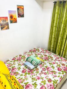 马尼拉Sea Residences Sailor的一间卧室,床上放着鲜花