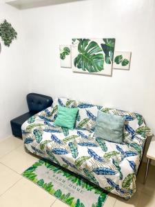 马尼拉Sea Residences Sailor的客厅配有一张沙发及枕头