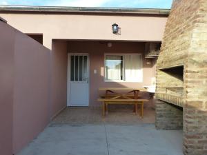Un patio de una casa con una mesa de picnic. en Santa Isabel Departamentos, en Valle María 4 fotos más
