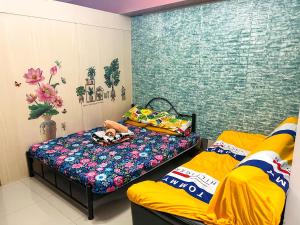 马尼拉Sea Residences Sailor的一间卧室,配有两张床,上面有一只动物。