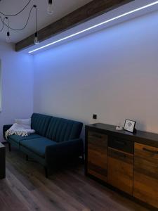 un soggiorno con un divano blu e un tavolo di In City by IQ Apartments a Prešov