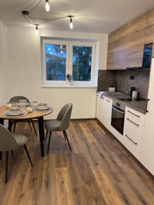 una cucina e una sala da pranzo con tavolo e sedie di In City by IQ Apartments a Prešov