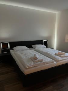 un letto con due asciugamani sopra di In City by IQ Apartments a Prešov Altre 6 foto