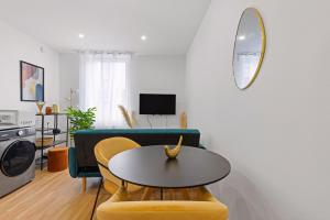 a living room with a table and a couch at T2 cosy - stationnement gratuit in Bourg-en-Bresse