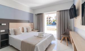 Postel nebo postele na pokoji v ubytování Siviris Golden Beach