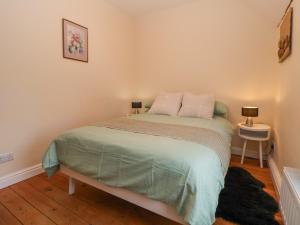 En eller flere senge i et værelse på Medlar Cottage