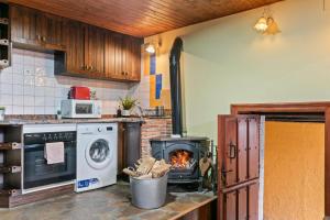 y cocina con fogones y chimenea. en Montegrande, entorno mágico rodeado de montañas, en La Plaza 28 fotos más