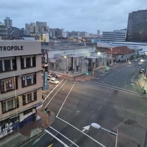 Una calle vacía en una ciudad con un edificio en Colchester flat, en Durban