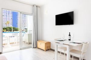 Телевизор и/или развлекательный центр в Domus Playa Paraiso