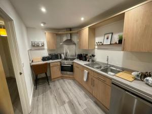 Η κουζίνα ή μικρή κουζίνα στο Modern Newly Refurbished 2 Bed Apartment