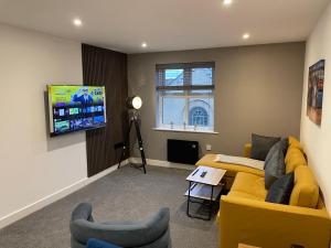 Μια τηλεόραση ή/και κέντρο ψυχαγωγίας στο Modern Newly Refurbished 2 Bed Apartment