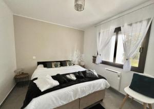une chambre avec un grand lit et une fenêtre dans l'établissement VILLA BANDOL PROCHE du PORT et DES PLAGES, à Bandol