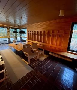 una habitación con aasteryasteryasteryasteryasteryasteryasteryasteryasteryasteryasteryasteryasteryastersysteryastery en Motelli Karjala, en Uimaharju