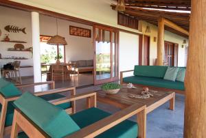 a living room with a couch and a table at Casa Licuri Corumbau in Corumbau