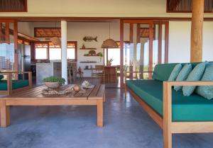 a living room with a couch and a table at Casa Licuri Corumbau in Corumbau