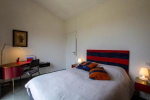 une chambre avec un lit, une table et un bureau dans l'établissement Maison bioclimatique, à Meyrals