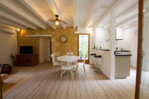 eine Küche und ein Esszimmer mit Tisch und Stühlen in der Unterkunft La colombelle in Carsac-Aillac