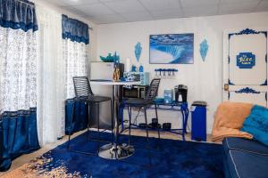 TV a/nebo společenská místnost v ubytování THE BLUE ROOM Luxury suite