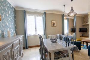 Una cocina y un comedor con mesa y sillas. en Les bories, en Condat-sur-Vézère