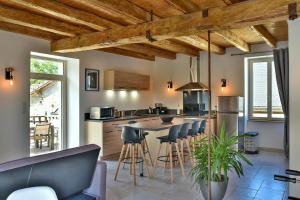 Les prestins في تيراسون: مطبخ مع كراسي بار ومطبخ بأسقف خشبية