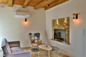 Les prestins في تيراسون: غرفة معيشة مع كرسي وطاولة ومدفأة