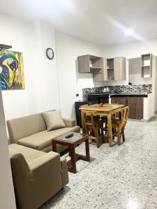 un soggiorno con un divano e un tavolo di Apartamento en el centro de Santa Rosa de Cabal a Santa Rosa de Cabal
