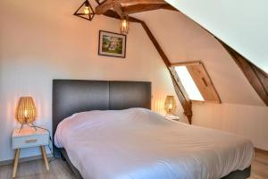 Les prestins في تيراسون: غرفة نوم بسرير كبير ومصباحين +13 صورة