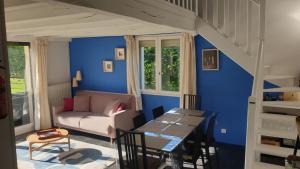 una sala de estar con un sofá y una mesa en Kaz a muscadelle, en Saint-Laurent-des-Vignes