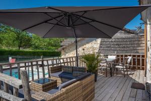 Les prestins في تيراسون: فناء فيه مظلة وطاولة وكراسي