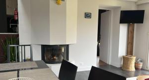 Una sala de estar con chimenea en la pared. en Kaz a muscadelle, en Saint-Laurent-des-Vignes
