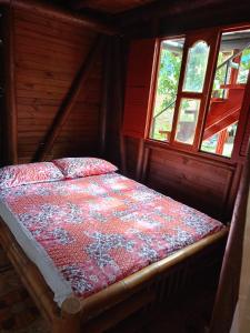 - un lit dans une chambre avec 2 fenêtres dans l'établissement Cabaña tipo chalet, à Morelia 19 autres photos