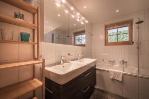 Billabong في جريندلفالد: حمام مع حوض وحوض استحمام ومرآة +88 صورة