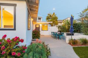 un patio con tavolo, sedie e ombrellone di Walk to Beach, Outdoor Living, Pet-Friendly! a Carlsbad
