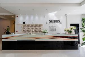 una cucina con lavandino e piano di lavoro di Siviris Golden Beach a Siviri Altre 37 foto