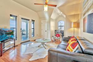 Una sala de estar con un sofá y un televisor en Sunset Villa, en Wimberley