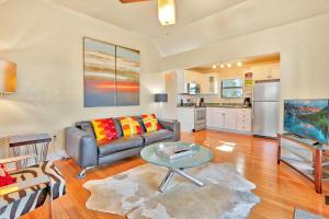 una sala de estar con un sofá y una mesa en Sunset Villa, en Wimberley