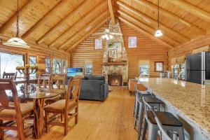 Kuchyň nebo kuchyňský kout v ubytování Falls Log Home