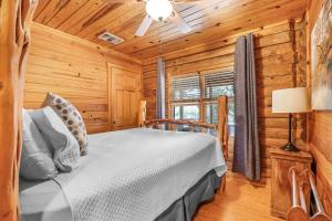 Postel nebo postele na pokoji v ubytování Falls Log Home