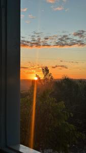 Casa Vista Monte Pascoal في بورتو سيغورو: منظر غروب الشمس من النافذة