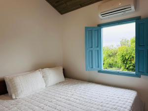 Casa Vista Monte Pascoal في بورتو سيغورو: غرفة نوم بها سرير ونافذة +23 صورة