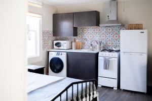 Cucina o angolo cottura di Efficiency Suite in Lebanon Wifi - Laundry