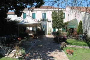 A garden outside Agriturismo Le Clementine