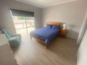 Una cama o camas en una habitación de Lofty's Shack