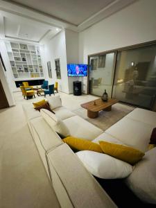 TV a/nebo společenská místnost v ubytování Villa Palms de l'Atlas