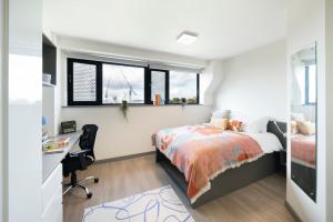 una camera con letto, scrivania e finestra di Canvas Capital House in Southampton a Southampton Altre 13 foto